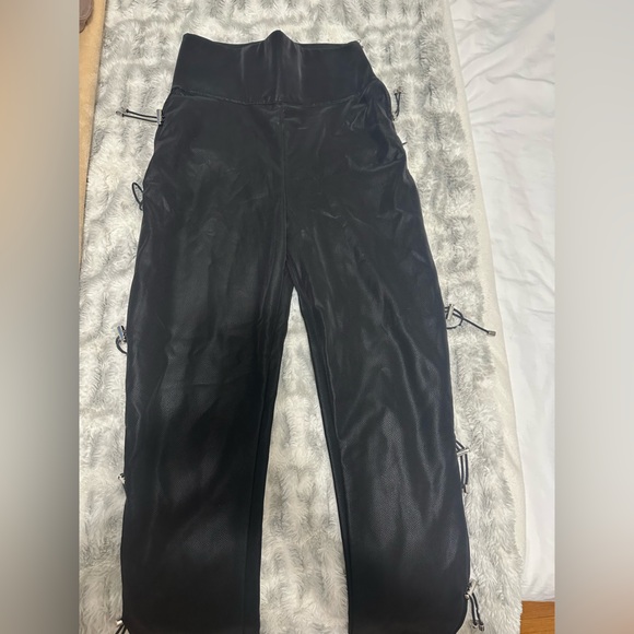 Mainere de Voir TOGGLE DETAIL VEGAN LEATHER LEGGINGS - BLACK
Size: 2 us - Picture 3 of 4